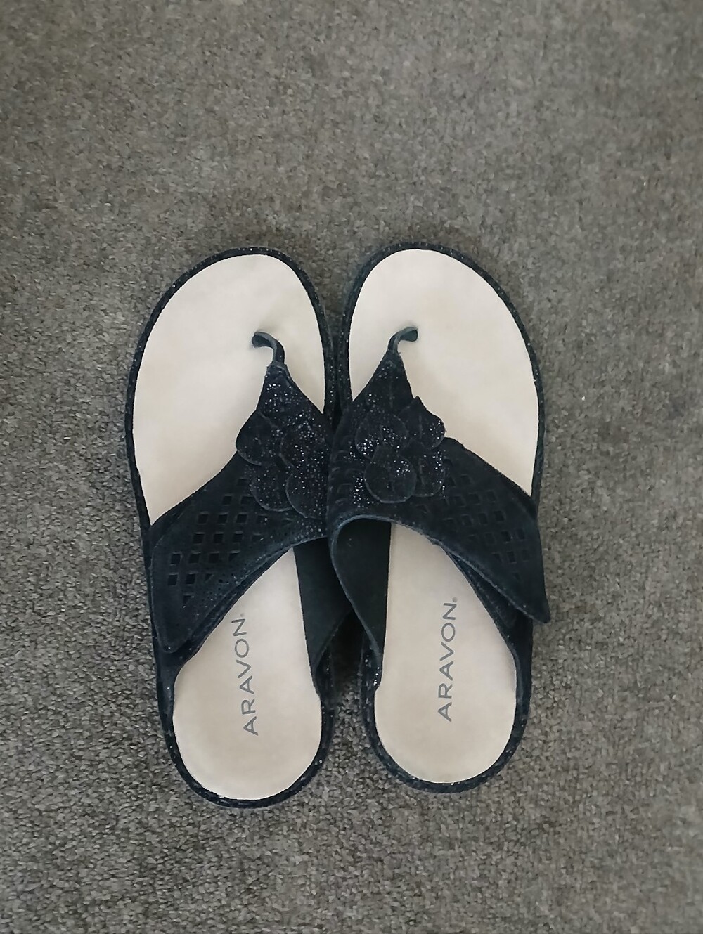 Aravon Women’s Black Leather Floral Toe-Post Sandals Size 7B.